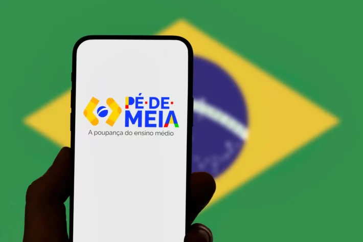 O P&eacute;-de-Meia funciona como uma poupan&ccedil;a estudantil e paga incentivos por matr&iacute;cula, frequ&ecirc;ncia e conclus&atilde;o do ensino m&eacute;dio na rede p&uacute;blica. (Foto: Adobe Stock)