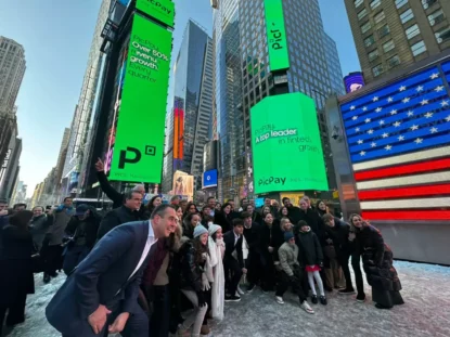 Executivos do PicPay na cerimônia do sino na Nasdaq no dia da estreia do IPO; ação será negociada com o ticker PICS.