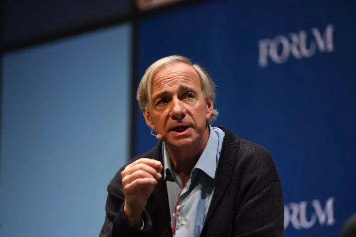 Ray Dalio, fundador da Bridgewater Associados, usa o ouro, o d&oacute;lar e o pre&ccedil;o dos ativos para fazer um alerta a investidores em 2026. (Imagem: Harry Murphy/Web Summit/Sportsfile)