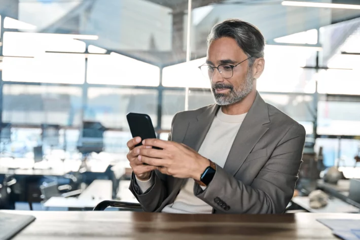 O saldo dispon&iacute;vel e eventuais bloqueios podem ser conferidos pelo app. (Foto: Adobe Stock)