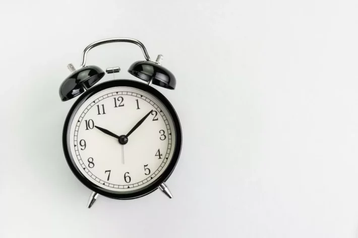 A mudan&ccedil;a de hor&aacute;rio entrou em vigor em novembro de 2025. (Foto: Adobe Stock)