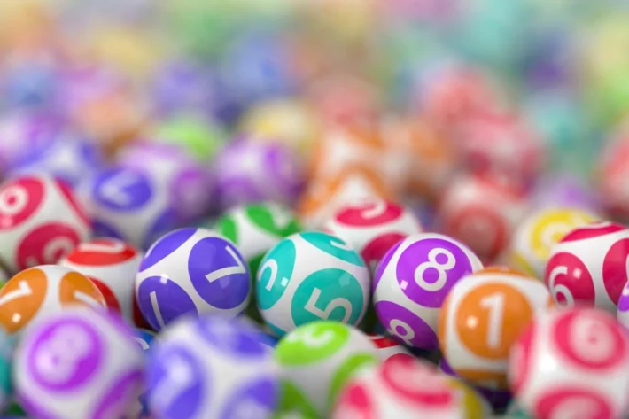 A Caixa efetua repasses sociais com parte do valor arrecadado na loteria. (Foto: Adobe Stock)