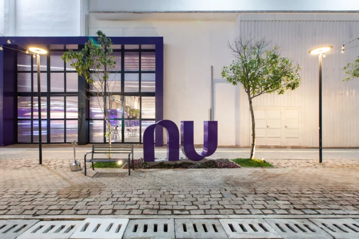 O Nubank investir&aacute; mais de R$ 2,5 bilh&otilde;es em cinco anos para expandir sua rede de escrit&oacute;rios no Brasil e no exterior, em meio &agrave; ado&ccedil;&atilde;o do trabalho h&iacute;brido. (Imagem: Adobe Stock) 