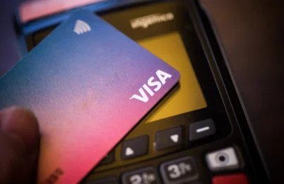 Visa supera em lucro e receita no 1T26, com forte temporada de férias; ação cai 2%