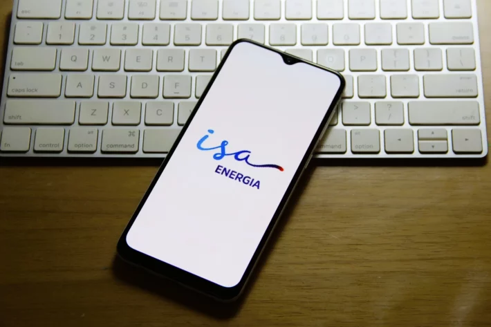 ISA Energia Brasil registrou Ebitda de R$ 854 milh&otilde;es no 4T25 e manteve ciclo de investimentos elevado, mas analistas veem retorno limitado para a a&ccedil;&atilde;o no curto prazo. (Foto: Adobe Stock)
