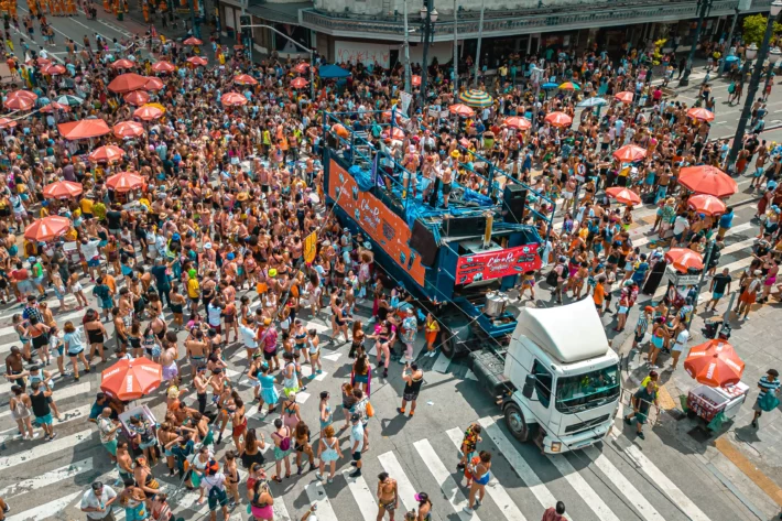Hits do Carnaval ultrapassam 100 milh&otilde;es de reprodu&ccedil;&otilde;es e impulsionam o mercado de royalties musicais. Entenda como funciona o investimento em direitos autorais, como se ganha dinheiro e quais s&atilde;o os riscos envolvidos. Cr&eacute;dito: Adobe Stock