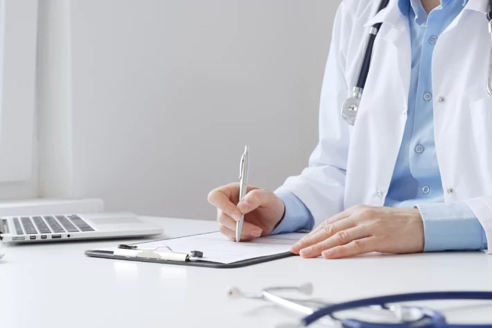 O BTG Pactual analisou dados da ANS que mostram crescimento da sa&uacute;de suplementar em 2025, com adi&ccedil;&atilde;o de 1,1 milh&atilde;o de vidas. Amil liderou os ganhos, enquanto a Hapvida perdeu clientes ao longo do ano. (Imagem: Adobe Stock) 