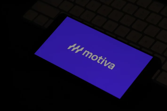 Motiva (MOTV3) encerra 2025 com balan&ccedil;o s&oacute;lido, avan&ccedil;o de margens e foco em rodovias, refor&ccedil;ando a leitura positiva de XP e BTG para a a&ccedil;&atilde;o. (Foto: Adobe Stock)