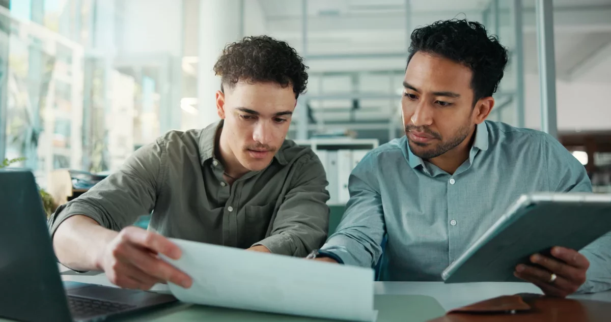 Mercados globais começam o dia sem direção: EUA recuam, Europa amplia rali e ouro segue em alta
