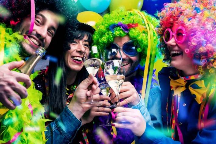 Folia, viagens e encontros elevam os gastos no carnaval e exigem aten&ccedil;&atilde;o redobrada ao or&ccedil;amento. (Foto: Adobe Stock)