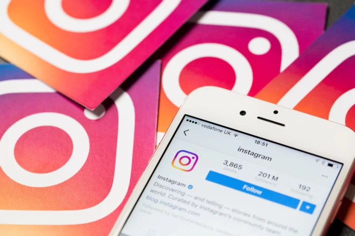 Adam Mosseri, chefe do Instagram desde 2016, dep&ocirc;s em tribunal nos EUA e detalhou sua remunera&ccedil;&atilde;o em meio a processo sobre suposta depend&ecirc;ncia de redes sociais. (Foto: Adobe Stock)