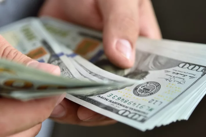 Com d&oacute;lar vol&aacute;til e IOF de 3,5%, brasileiros buscam contas globais e cart&otilde;es multimoeda para reduzir custos e ganhar previsibilidade nas viagens internacionais. (Foto: Adobe Stock)