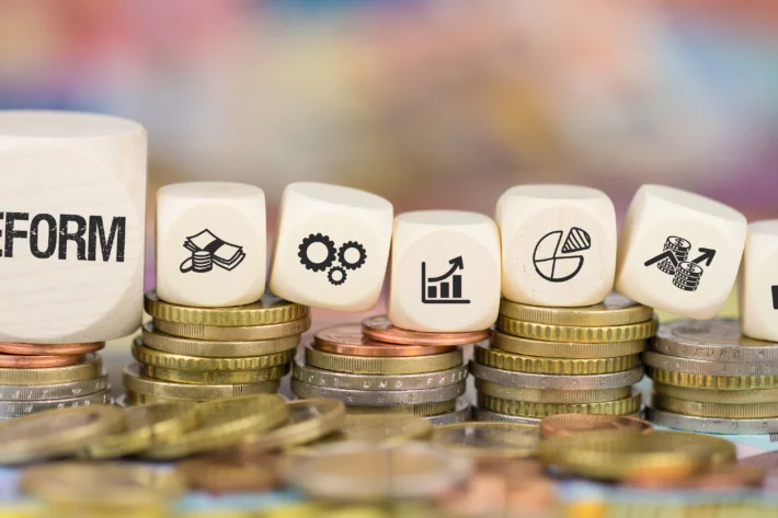 Reforma tribut&aacute;ria imp&otilde;e novas regras e desafia clubes associativos a se adequarem ao novo cen&aacute;rio fiscal. (Imagem: Adobe Stock)