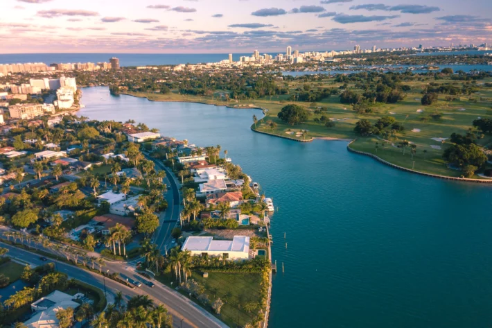 Foto a&eacute;rea de Indian Creek, Miami Beach, Fl&oacute;rida. Imagem: Adobe Stock