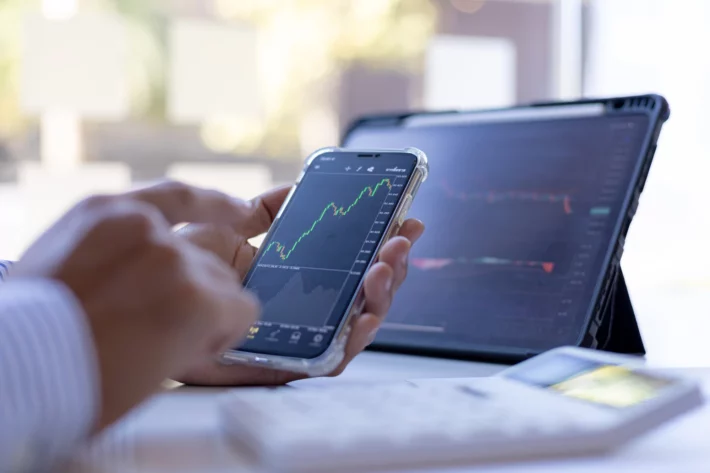 Investidores monitoram bolsas internacionais antes da divulga&ccedil;&atilde;o do CPI nos EUA, dado-chave para os pr&oacute;ximos passos do Federal Reserve. (Foto: Adobe Stock)