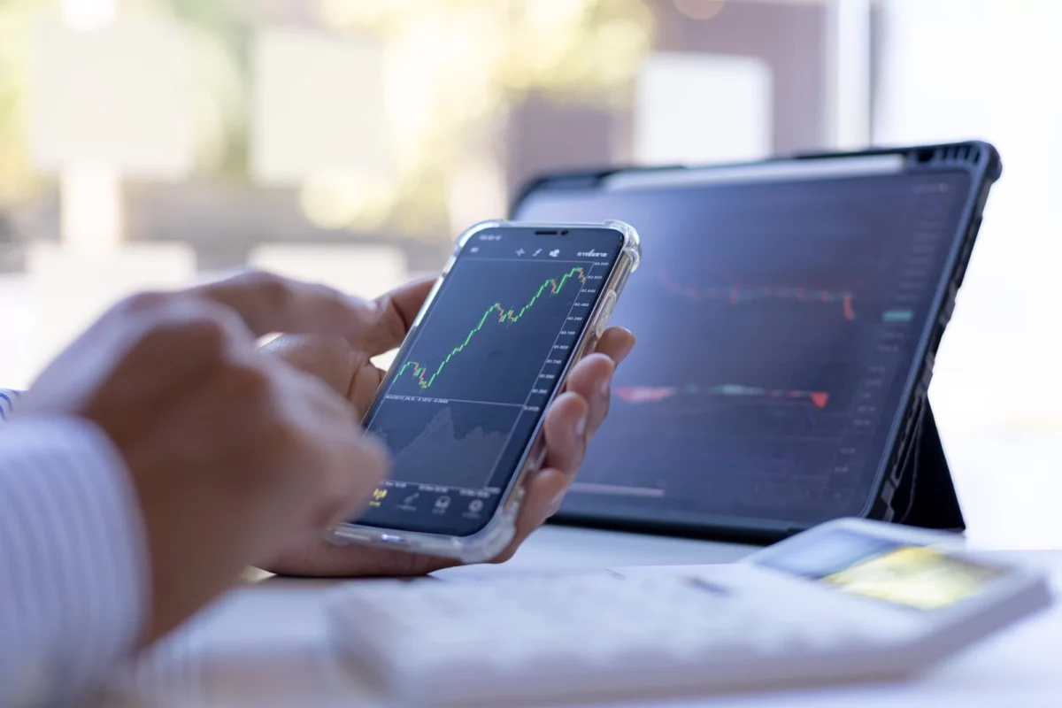 Bolsas globais sobem com tecnologia; S&P 500 mira novas máximas e dólar recua