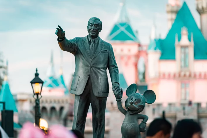 A&ccedil;&atilde;o da Walt Disney cai ap&oacute;s divulga&ccedil;&atilde;o de resultados corporativos. (Imagem: Adobe Stock)