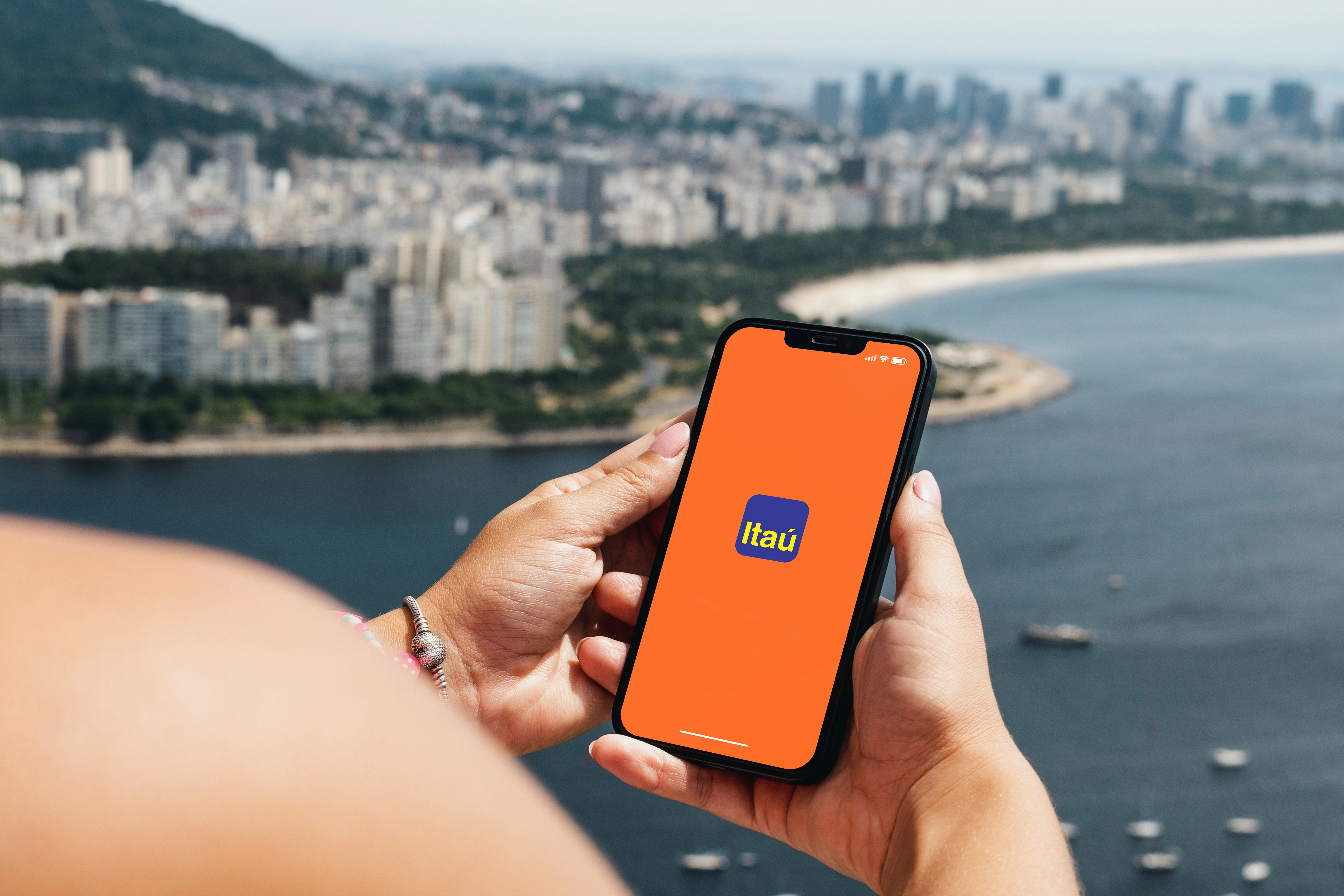 Itaú lança modo que restringe transações fora de redes seguras para reduzir fraudes no celular