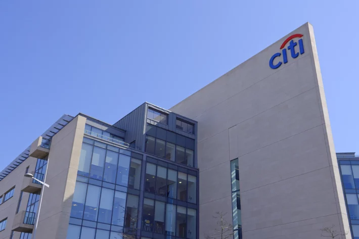 Citibank remove MBRF (MBRF3), BTG Pactual (BPAC11), Vivara (VIVA3), Eneva (ENEV3), Cyrela (CYRE3) e Smart Fit (SMFT3) da sua carteira de baixa volatilidade. (Imagem: Adobe Stock)