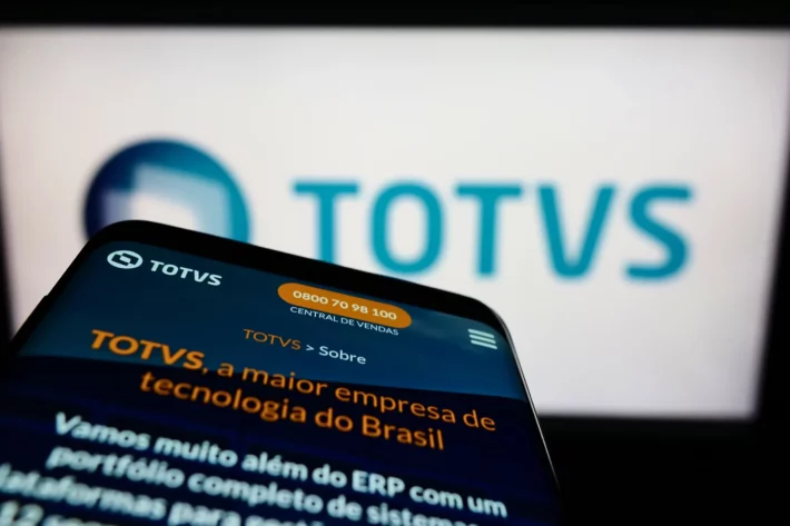 A Totvs (TOTS3) encerra o quarto trimestre de 2025 com lucro l&iacute;quido ajustado de R$ 257,9 milh&otilde;es. (Imagem: Adobe Stock)