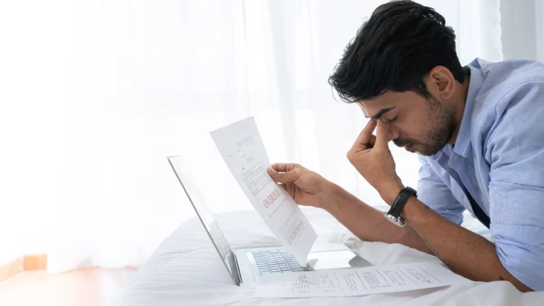 Renda do trabalho cresce no Brasil, mas endividamento das fam&iacute;lias segue acima de 48%, segundo Banco Central. Pesquisa da CNC mostra que 76% dos lares t&ecirc;m d&iacute;vidas, apesar da melhora do emprego. (Imagem: Adobe Stock) 