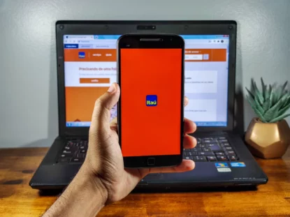 Tela de computador e celular com a logo do Itaú Unibanco (ITUB4); empresa registra lucro recorde no 4T25 e reforça liderança no setor bancário.