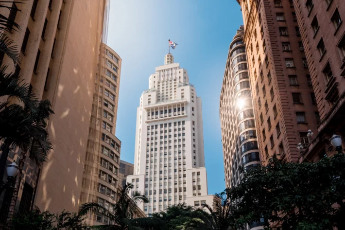 BB-BI rebaixa recomenda&ccedil;&atilde;o do Santander de compra para neutra, eleva pre&ccedil;o-alvo e avalia que a recupera&ccedil;&atilde;o da rentabilidade deve ser gradual, com press&atilde;o na margem e inadimpl&ecirc;ncia ainda elevada. (Imagem: Adobe Stock) 