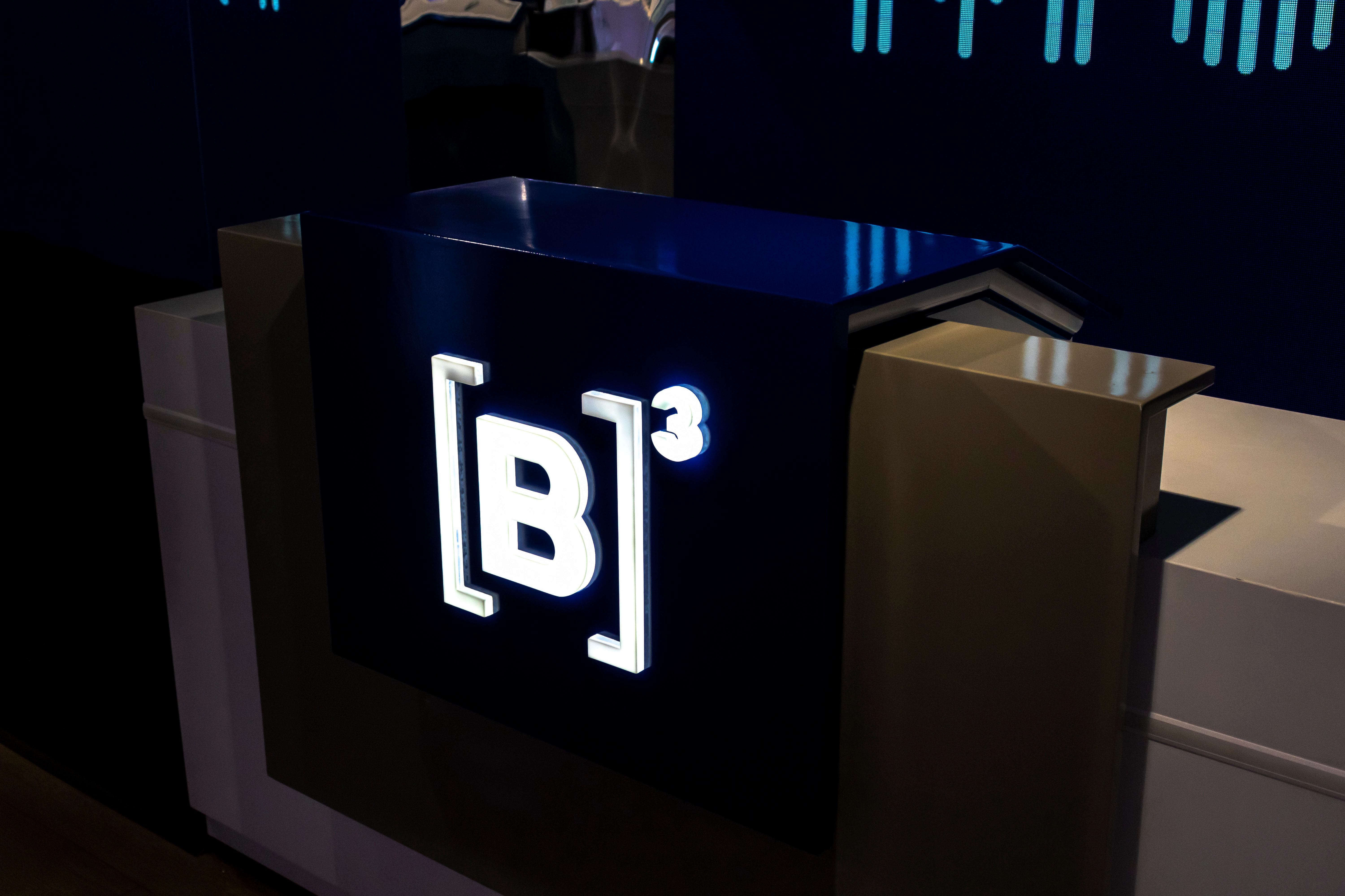 Ibovespa devolve ganhos com exterior avesso ao risco e inflação dos EUA no radar