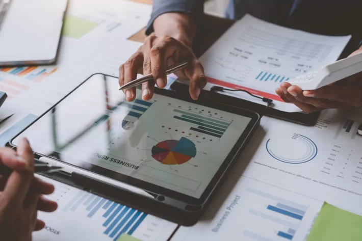 Com o IFIX acumulando ganhos recentes, casas de an&aacute;lise recalibram carteiras de FIIs e passam a priorizar qualidade, desconto patrimonial e gera&ccedil;&atilde;o consistente de renda. (Foto: Adobe Stock)