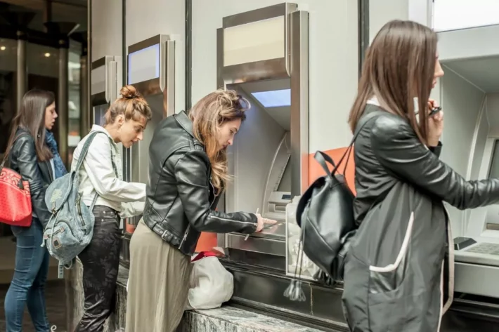 &Eacute; poss&iacute;vel utilizar os caixas eletr&ocirc;nicos presentes nas &aacute;reas de autoatendimento. (Foto: Adobe Stock)