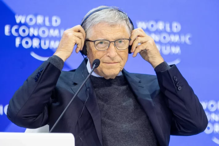 Bill Gates colocou &agrave; venda uma casa de US$ 4,8 milh&otilde;es ao lado de sua mans&atilde;o Xanadu 2.0, perto de Seattle, avaliada em US$ 132 milh&otilde;es. Movimento ocorre em meio &agrave; reorganiza&ccedil;&atilde;o patrimonial p&oacute;s-div&oacute;rcio e a um portf&oacute;lio imobili&aacute;rio que soma quase US$ 300 milh&otilde;es.  (Foto: World Economic Forum / Benedikt von Loebell. Via. Fotos P&uacute;blicas)