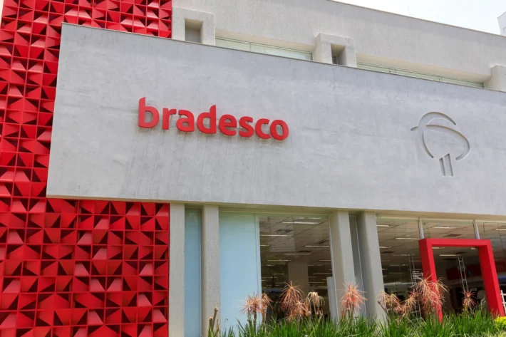 Ap&oacute;s divulgar o balan&ccedil;o do 4T25, o Bradesco (BBDC4) afirmou que lucro e rentabilidade devem continuar em alta, mas o mercado reagiu mal ao guidance e as a&ccedil;&otilde;es ca&iacute;ram mais de 5% na B3. (Imagem: Adobe Stock) 