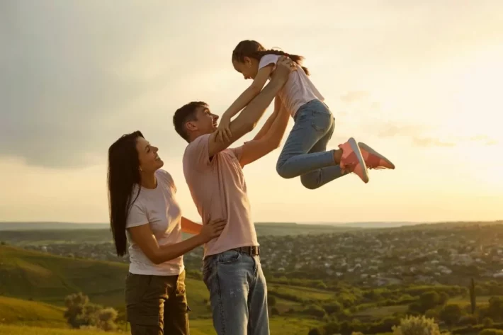 O Bolsa Fam&iacute;lia busca reduzir o &iacute;ndice de desigualdade social no Brasil. (Foto: Adobe Stock)