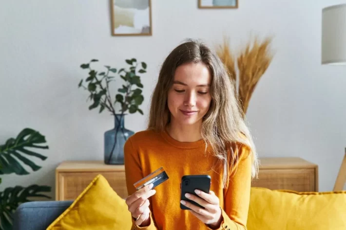 Muitos clientes podem usar os canais digitais dos bancos. (Foto: Adobe Stock)