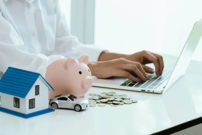 Entenda como cons&oacute;rcios, d&iacute;vidas, &ldquo;arbitragem&rdquo; com a Selic e at&eacute; mudan&ccedil;as de carreira podem mascarar juros mais altos e escolhas motivadas por al&iacute;vio imediato, n&atilde;o por c&aacute;lculo (Foto: Adobe Stock)