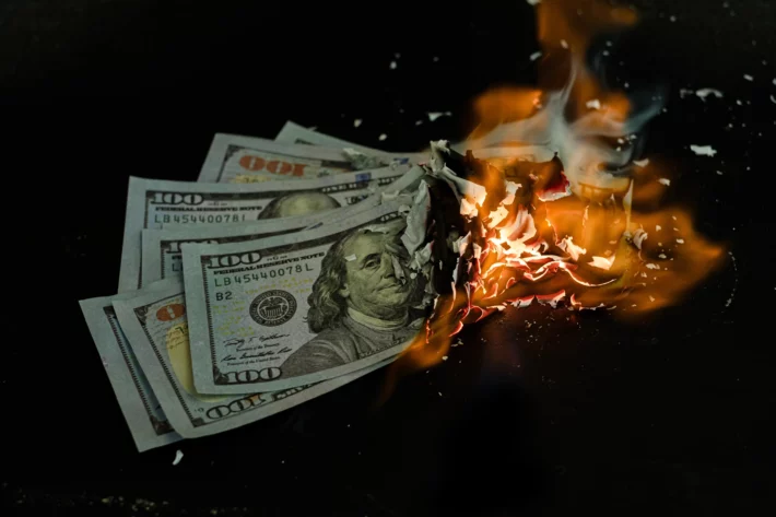 D&oacute;lar recuou mais em fevereiro e analistas fazem as proje&ccedil;&otilde;es para mar&ccedil;o de 2026. (Imagem: Thicha em Adobe Stock)