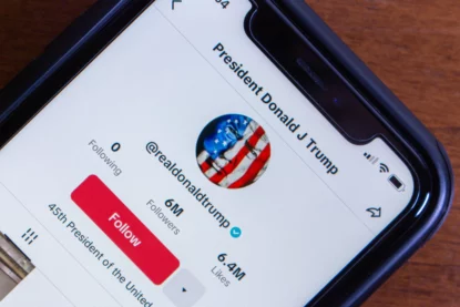 Imagem de perfil de rede social de Donald Trump; presidente dos EUA anunciou aumento de tarifas globais para 15%.