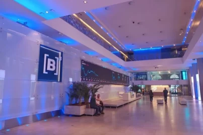 Ibovespa sobe com Petrobras (PETR3; PETR4) e bancos, enquanto NY recua à espera de PIB e PCE nos EUA