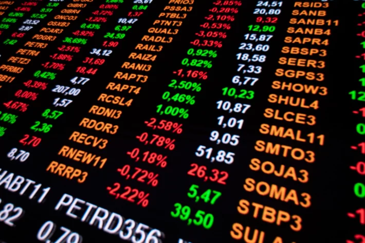 Ibovespa hoje retomou preg&atilde;o ap&oacute;s feriado, com foco na ata do Fed e em dados de produ&ccedil;&atilde;o e constru&ccedil;&atilde;o nos EUA. Liquida&ccedil;&atilde;o do Banco Pleno tamb&eacute;m foi destaque. (Imagem: Casa.da.Photo em Adobe Stock)