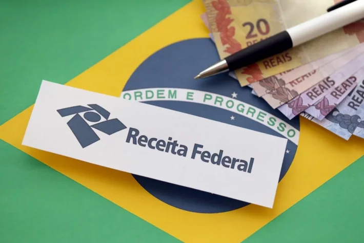 Em fevereiro, trabalhadores j&aacute; puderam notar a isen&ccedil;&atilde;o do IR nos contracheques. (Foto: Adobe Stock)