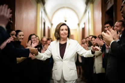 A ex-presidente da Câmara dos Representantes, Nancy Pelosi, comprimentada pela sua equipe em Washington, EUA.