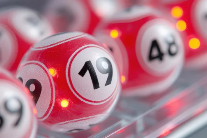 A aposta m&iacute;nima da loteria &eacute; de seis dezenas e dois trevos. (Foto: Adobe Stock)