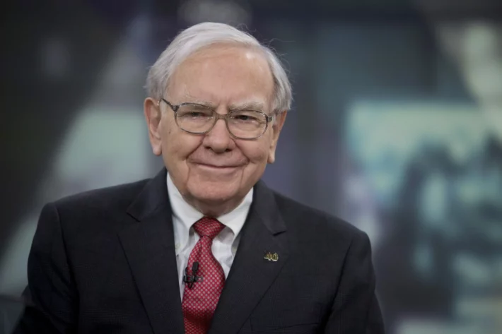 Apenas cinco anos depois de a Berkshire Hathaway vender todos os seus 31 jornais e de Warren Buffett considerar o setor &ldquo;condenado&rdquo;, o investidor voltou a integrar o grupo de bilion&aacute;rios com dinheiro aplicado na m&iacute;dia. | Scott Eells &mdash; Bloomberg