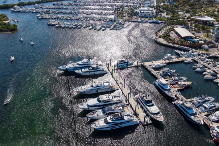 Falta de vagas em marinas de luxo obriga magnatas como Jeff Bezos mpulsiona a constru&ccedil;&atilde;o de portos privados em Miami. (Foto: Adobe Stock)