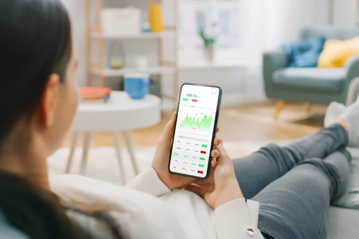 Simula&ccedil;&atilde;o mostra o patrim&ocirc;nio necess&aacute;rio e o tempo para atingir a renda com aportes mensais de R$ 500 e R$ 1 mil em a&ccedil;&otilde;es que pagam dividendos acima da Selic. (Imagem: Gorodenkoff em Adobe Stock)