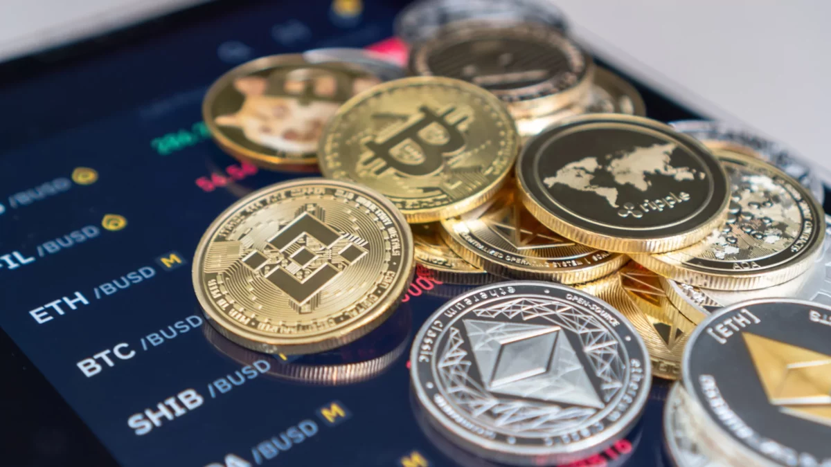 Bitcoin opera em queda, em dia de aversão ao risco e manutenção de juros pelo Fed