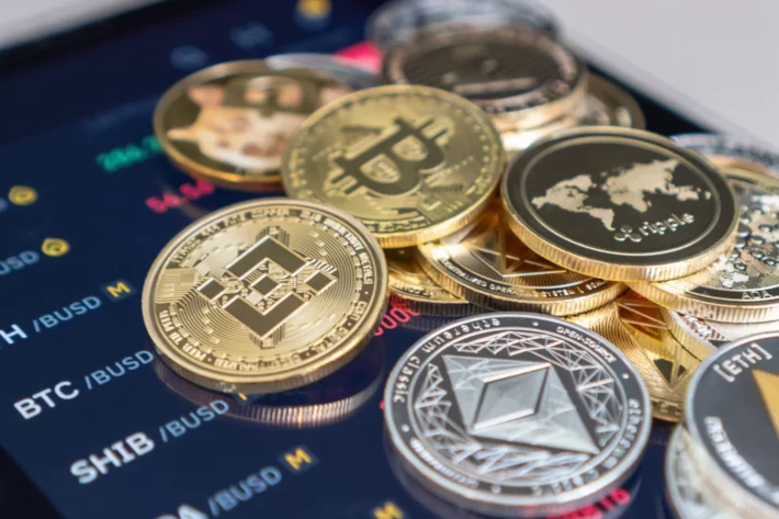 Criptomoedas operam em queda, acompanhando o humor da avers&atilde;o ao risco vista nos mercados acion&aacute;rios. (Imagem: Adobe Stock)