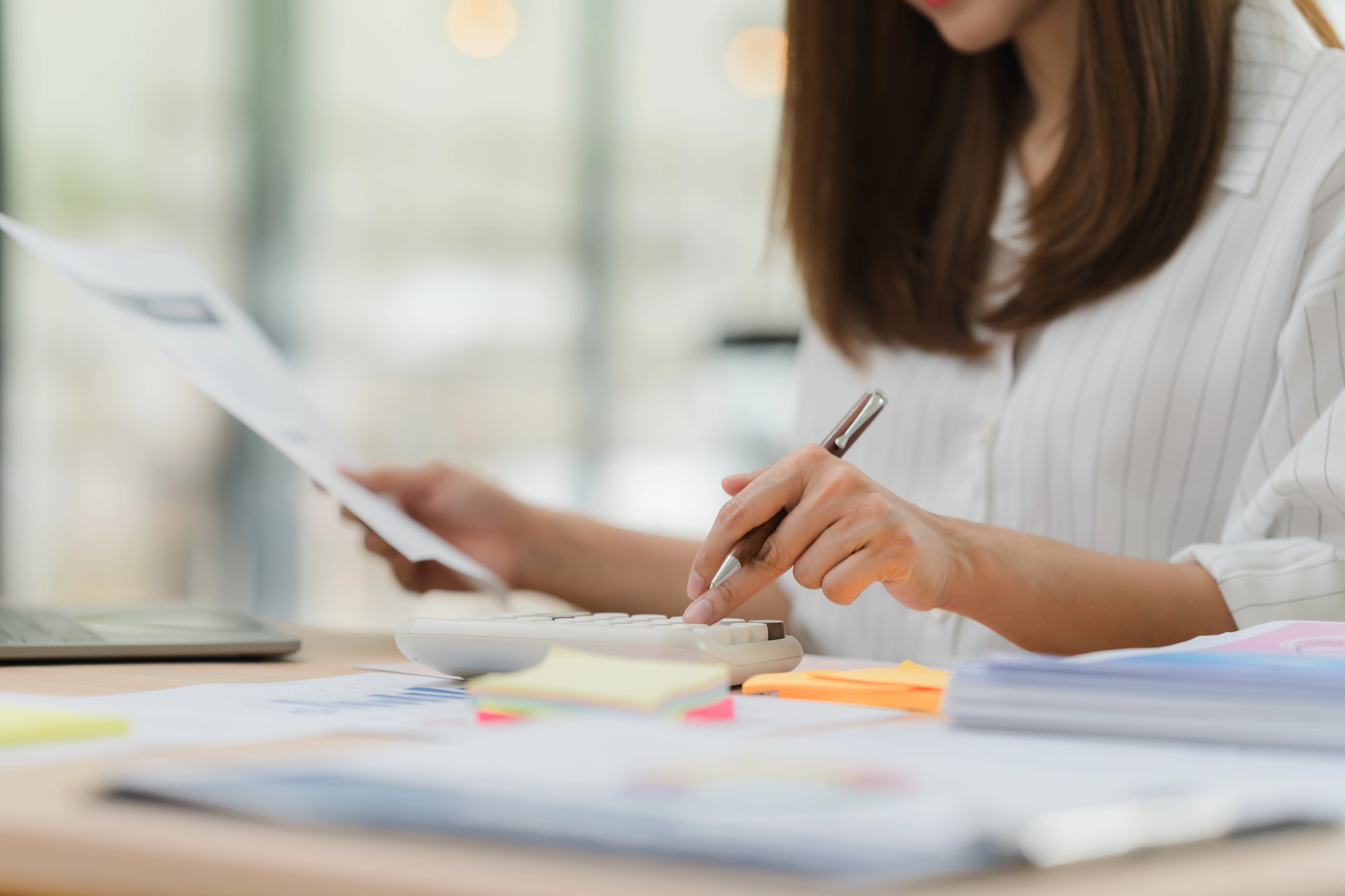 Mulheres aprendem a cuidar de todos. Não do próprio dinheiro