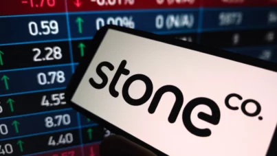 Stone (STOC31) registra lucro de R$ 707 milhões no 4T25, alta de 12%