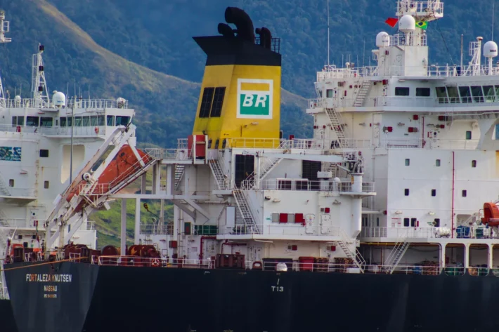 Alta do petr&oacute;leo impulsiona Petrobras (PETR3; PETR4), Prio (PRIO3), Brava (BRAV3) e PetroReconcavo (RECV3). Movimento ajuda o Ibovespa a avan&ccedil;ar na sess&atilde;o. (Imagem: Adobe Stock) 